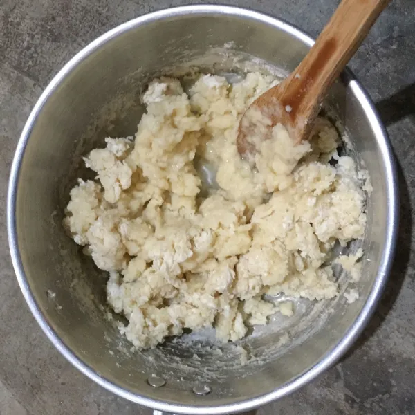 Campurkan dan aduk rata air mendidih dengan tepung terigu.