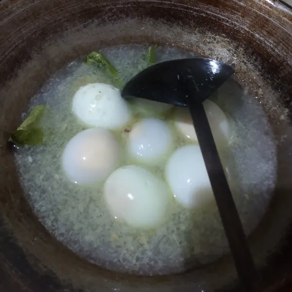 Masukkan telur bebek dan air, aduk dan tunggu sampai mendidih.