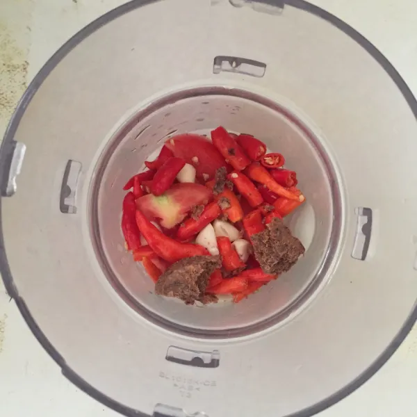 Blender cabe rawit, tomat, terasi, dan bawang putih.