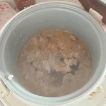 Rebus daging, tambahkan kaldu sapi secukupnya, saya memakai magic com untuk merebus.