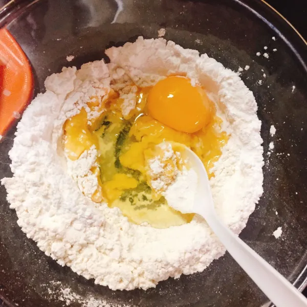 Membuat adonan: Campurkan tepung terigu, tepung maizena, telur,  margarin , dan penyedap rasa (secukupnya).