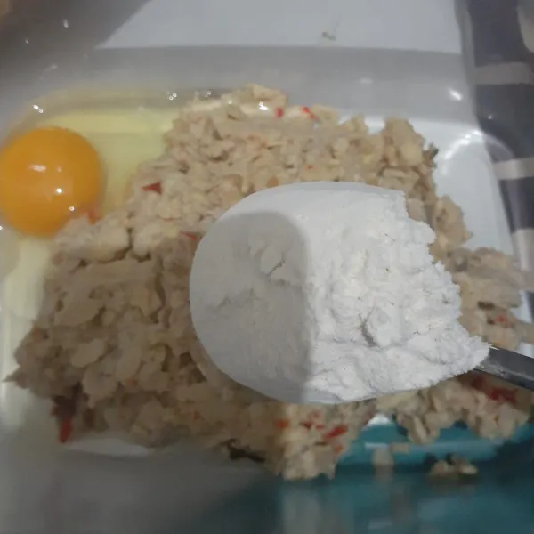Kemudian masukan 1 butir telur dan 1 sdm tepung terigu.