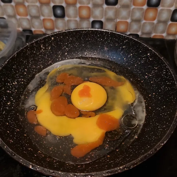 Membuat scrambled egg, goreng dengan cara orak arik 1 butir telur, tambahkan saus tomat secukupnya.