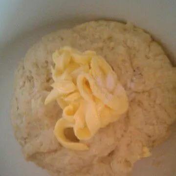 Tambahkan margarin dan garam, uleni sampai kalis elastis