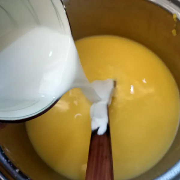 Tambahkan tepung maizena yang sudah di encerkan sebelumnya jika sudah mendidih angkat taruh di wadah dan masukkan ke frezeer.