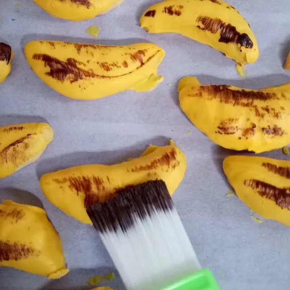 Setelah kering, beri motif serat kulit pisang menggunakan dark choco.