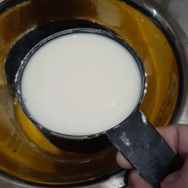 Campurkan mentega cair dengan 1 cup susu cair boleh merek apa saja sesuai selera masing-masing.