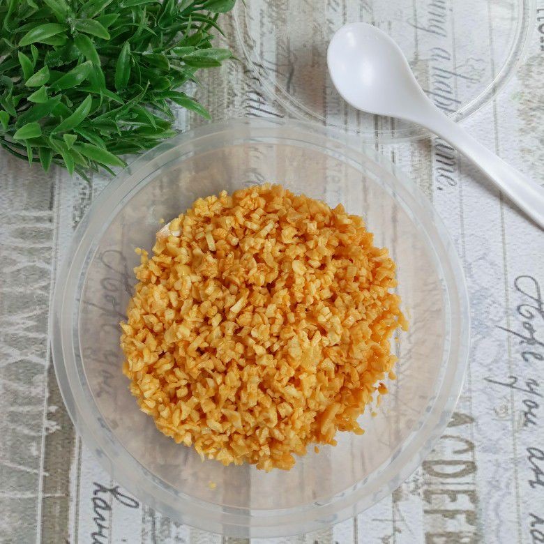 Bawang putih utuh yang digoreng dalam wajan