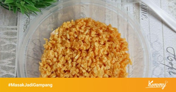 Bawang putih utuh yang digoreng dalam wajan