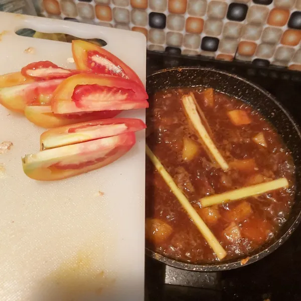 Masukkan potongan tomat, masak sebentar dan sajikan.
