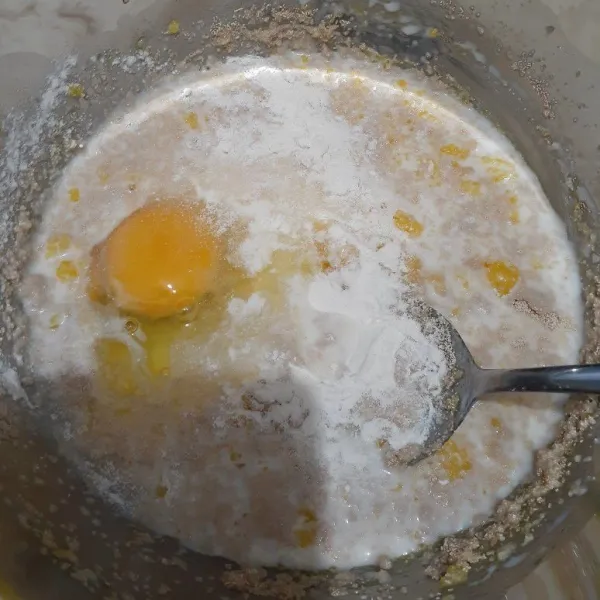 Masukkan 1 butir telur dan 11 gram ragi instan.