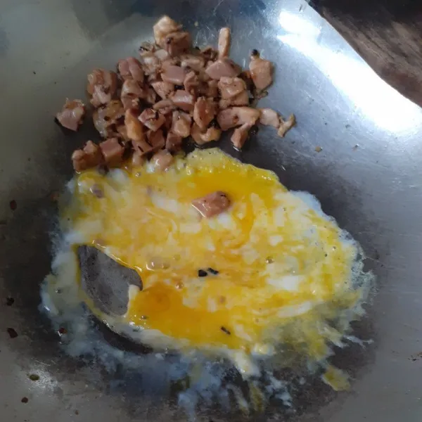 Sisihkan tumisan ayam, kemudian masukkan telur dan orek hingga mengental.