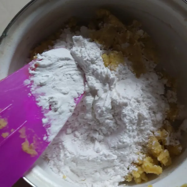 Tambahkan 105 gram tepung sagu, aduk terus sampai rata.