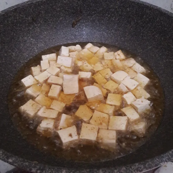 Goreng tahu dan tempe yang sudah dipotong dadu, masak hingga matang, tiriskan.