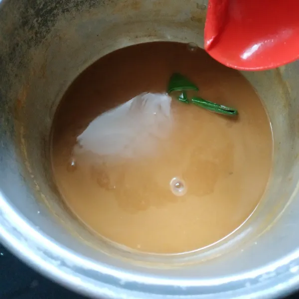 Masak hingga gula larut dan mendidih, tunggu suhu ruang.