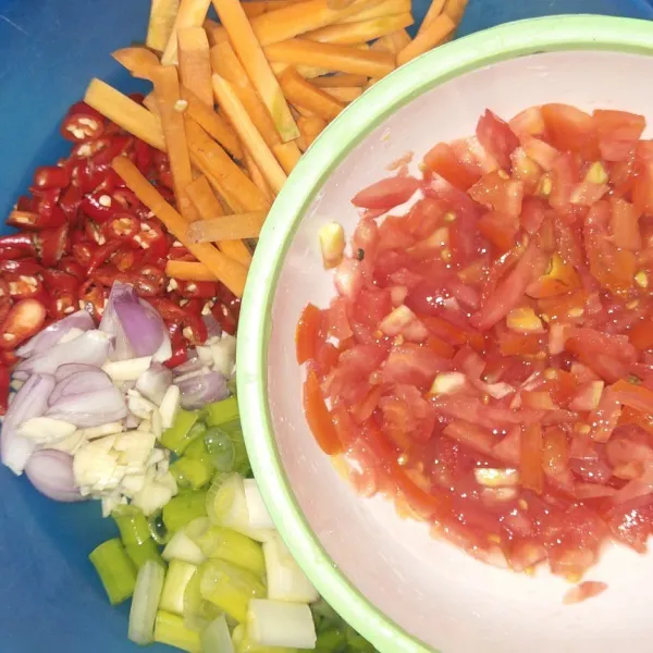 Potong cabe, bawang, tomat, daun bawang dan wortel sesuai selera.