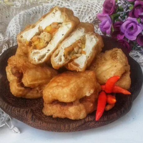 Angkat dan tiriskan. Sajikan hangat dengan cabai rawit atau sambal botolan.