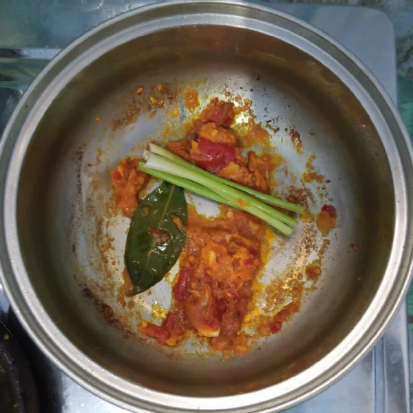 Tumis bumbu bersama lengkuas, daun salam, serai sampai harum dan matang.