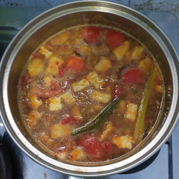 Masukkan air,udang,tahu,tomat,air asam jawa dan kecap manis. Aduk rata. Masak sampai mendidih.