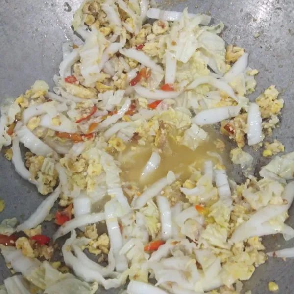 Masukkan sawi putih, tambahkan sedikit air jika terlaku kering. Tambahkan bumbu lainnya. Koreksi rasa.