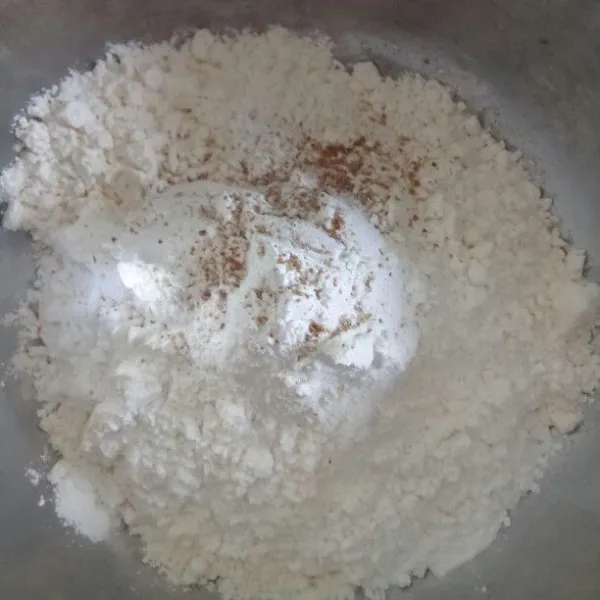 Siapkan wadah lalu masukan tepung terigu, tepung beras, ketumbar, merica, kaldu jamur.