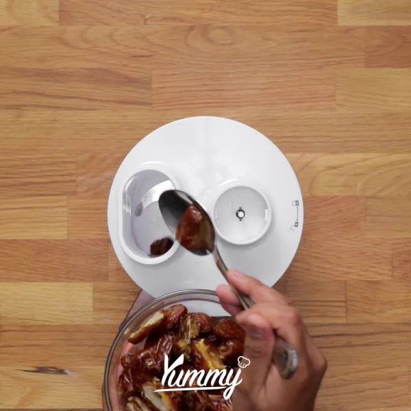 Masukkan semua daging kurma yang telah dibuang bijinya dalam food processor lalu haluskan hingga benar-benar halus.