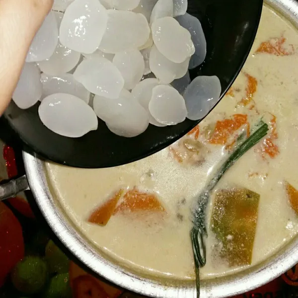 Bubuhi gula dan garam. Masukkan kolang kaling. Masak sampai labu 2/3 matang.