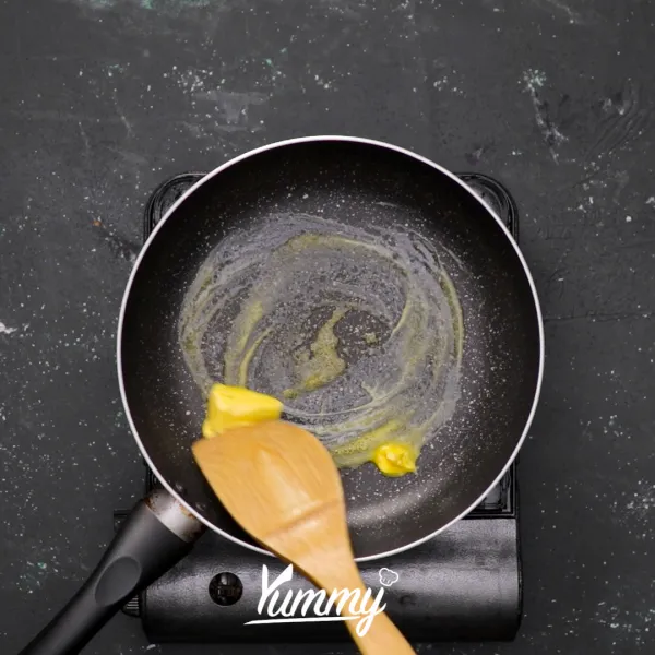 Panaskan mentega diatas teflon lalu tumis bawang merah dan bawang putih hingga layu dan harum.