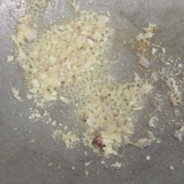 Tumis bumbu halus sampai harum.