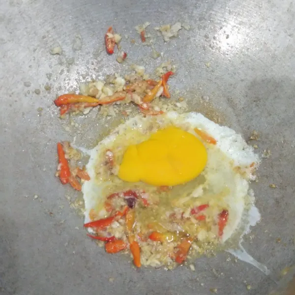 Masukkan telur kemudian orak arik. Masak sampai telur matang.