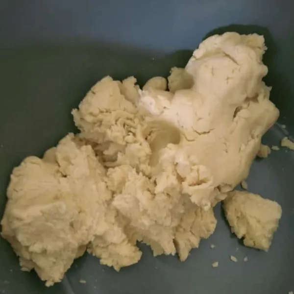 Setelah itu masukan tepung terigu 350 gr, tepung maizena 50 gr dan 3 sdm susu bubuk. aduk dan campurkan dengan adonan yang pertama tadi.