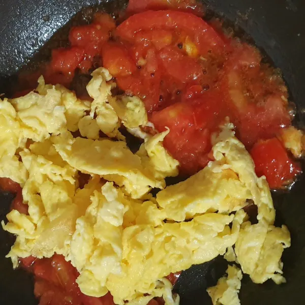 Setelah tomat mengeluarkan jusnya, masukkan telur, garam dan gula secukupnya.