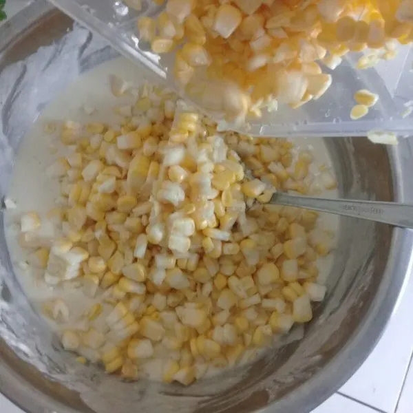 Masukan jagung serut lalu aduk sampai semua tercampur.