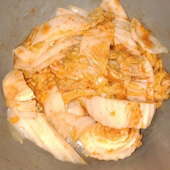 Potong kecil-kecil kimchi.