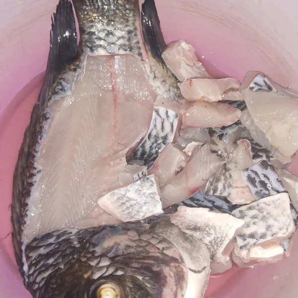 Bersihkan ikan dan fillet ikan mujair. Lalu direndam dengan air garam dan Jeruk nipis/asam jawa. Lumuri dengan tepung bumbu krispi serbaguna merek apa saja.
