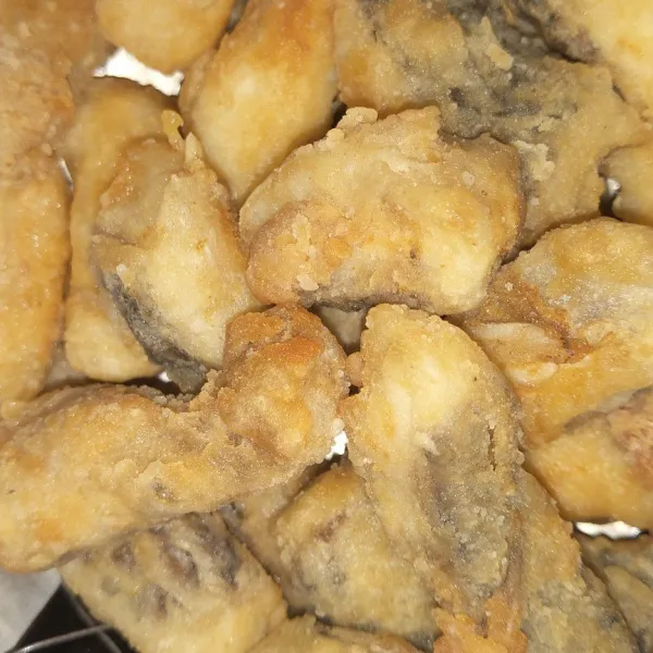 Goreng ikan yang sudah diberi tepung hingga warna kecoklatan.