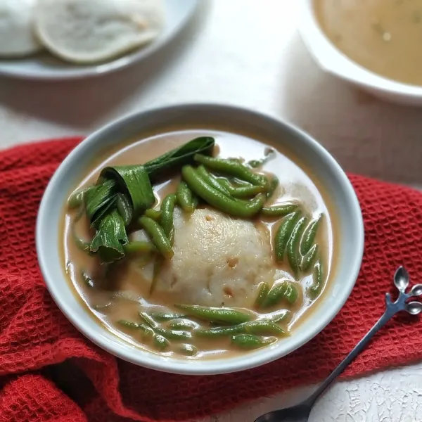 Taruh serabi dalam mangkok, lalu tuang cendol, sajikan.