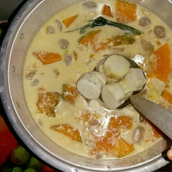 Masukkan keladi dan masak sampai labu benar-benar matang.