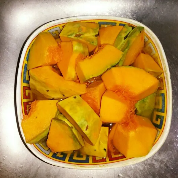 Kupas Labu kuning dan potong sesuai selera.