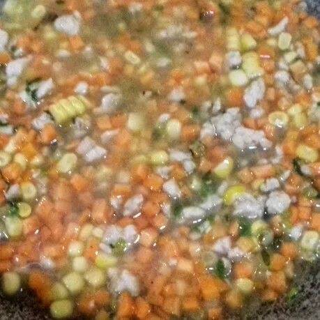 Panaskan 2 sdm minyak, tumis bawang putih halus dan daun bawang hingga wangi. Masukkan ayam cincang, aduk hingga berubah warna. Beri air, masukkan wortel dan jagung manis. Tambahkan lada bubuk, garam, gula dan kaldu bubuk. Aduk rata, masak hingga air menyusut. Angkat dan siap digunakan sebagai bahan isian.