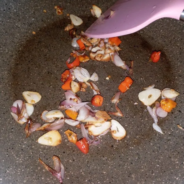 Tumis bumbu iris.