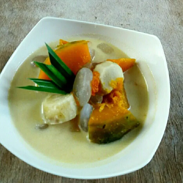 Sajikan hangat atau dingin dengan penambahan es batu.