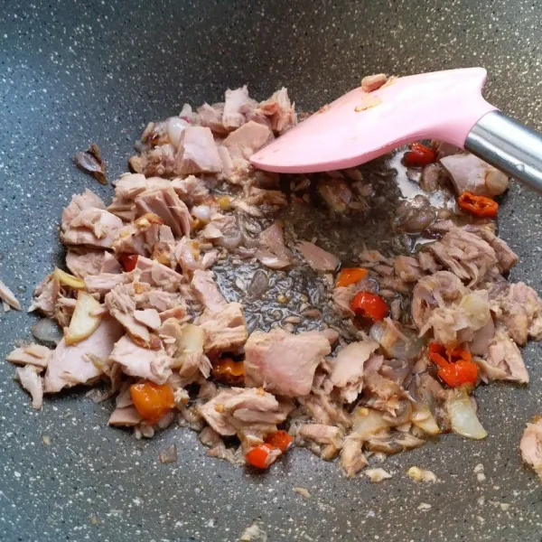 Masukkan tuna kaleng, aduk- aduk.