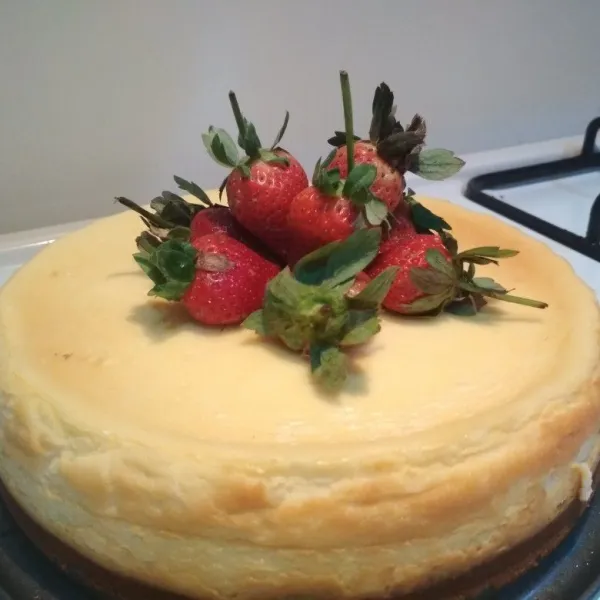 Cheesecake sudah jadi dan siap untuk di santap ! beri strawberry di atasnya agak terlihat fresh dan appetizing
