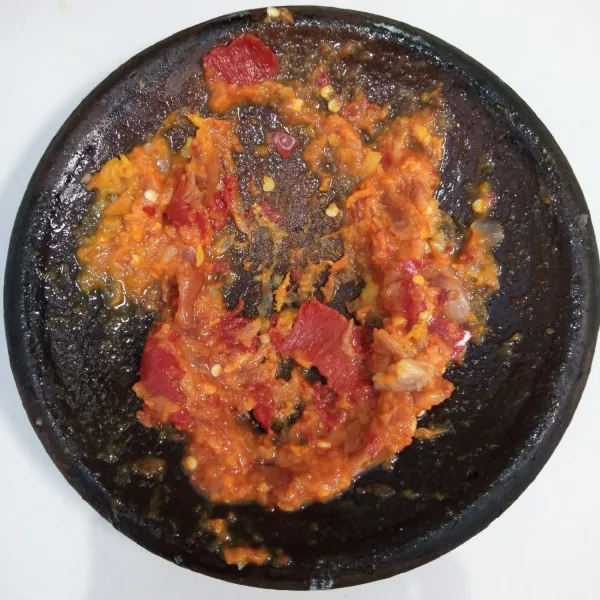 Panggang bawang merah, bawang putih, cabai merah, kunyit dan jahe diatas teflon/wajan. Kemudian ulek bersama gula, garam dan lada bubuk sampai halus.