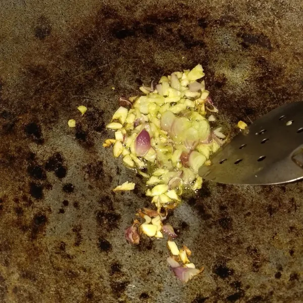 Tumis bawang merah dan bawang putih hingga harum.