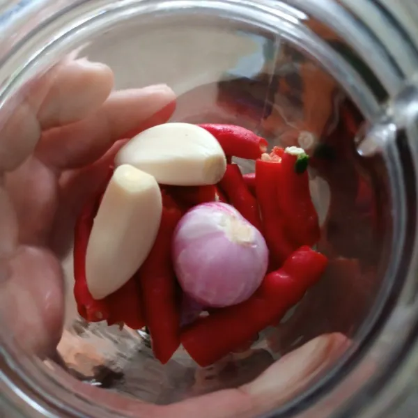 Blender kasar semua bumbu sambal.