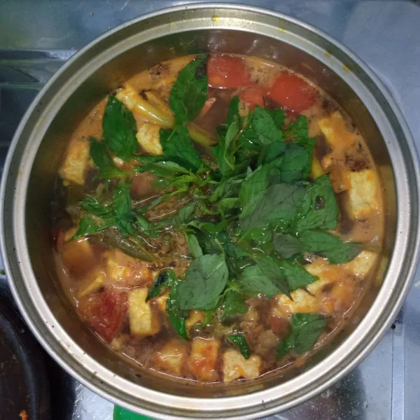 Masukkan kemangi. Aduk rata. Angkat dan sajikan.