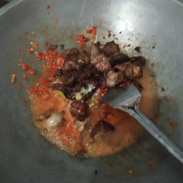 Masukkan ati ampela tambah sedikit air, masukkan garam dan kaldu ayam aduk rata. Masak sampai air kering.