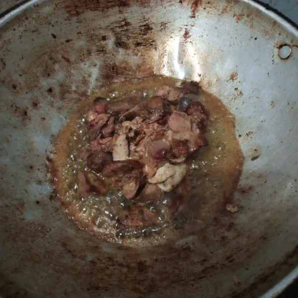 Goreng ati ampala sampai kering, angkat tiriskan.